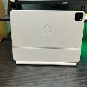 Apple White Tablet Case Magic Keyboard